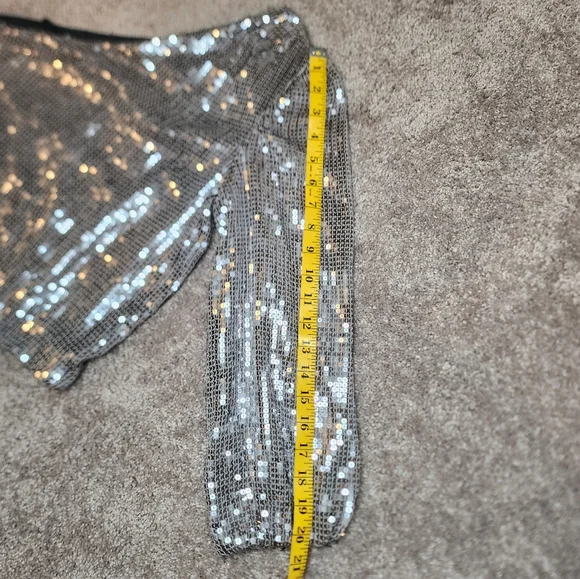 NWT Alice And Olivia Lucinda Sequin Asymmetric Top Size M - Picture 8 of 8